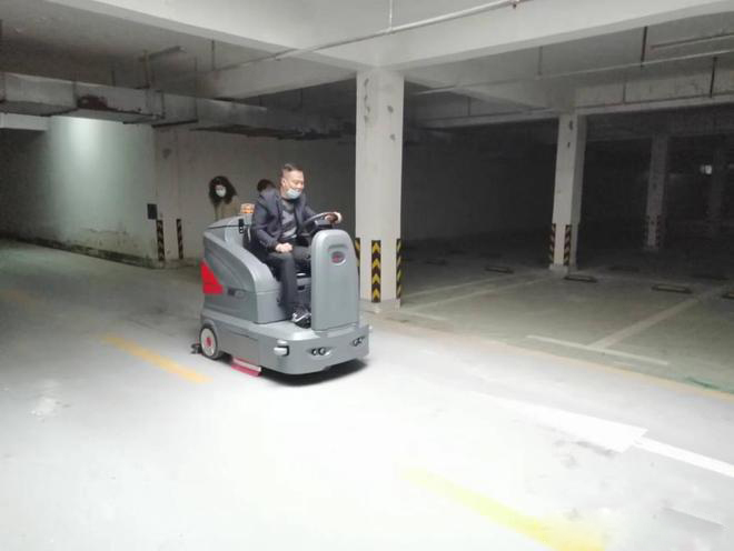 台东小区物业保洁不用人力改用驾驶式洗地机了